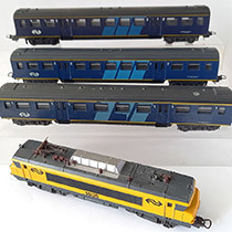 Lima 1600 en 3 NS rijtuigen