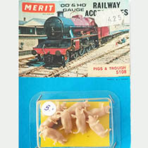 D81 - 8 Varkens en een trog