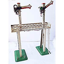 Seinbrug met 2 vleugelsignalen